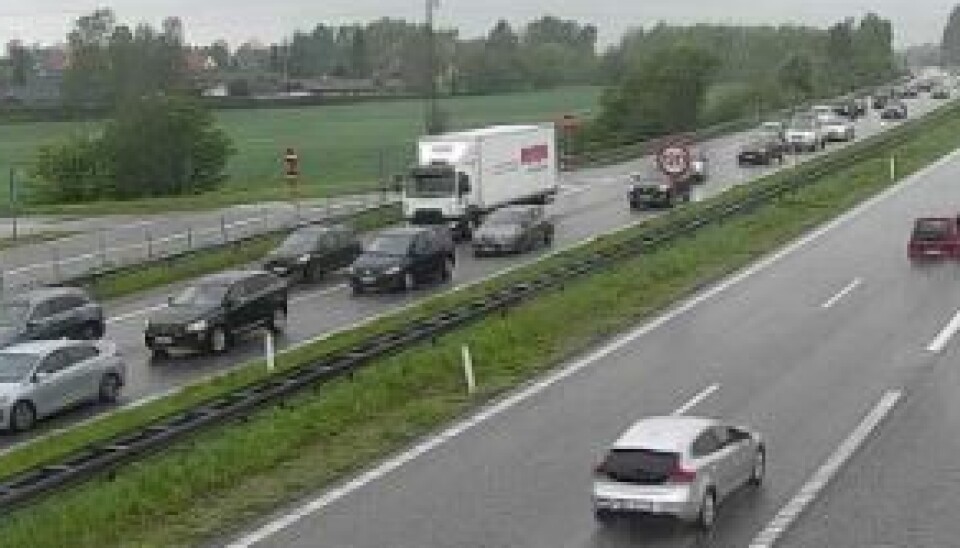 Der er kø på Holbækmotorvejen bag uheldet.