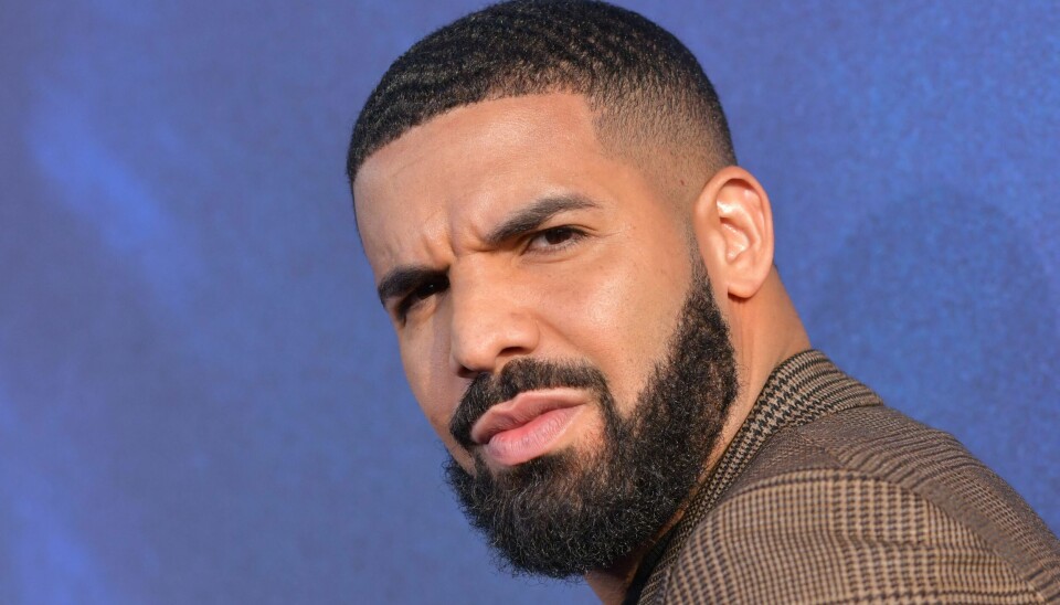 En mand er såret i Drakes hus, men selv er rapperen uden skrammer, melder politiet.