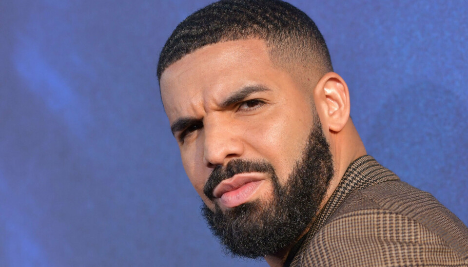 Der er spærret af ved rapperen Drakes bolig i Toronto efter skudepisode. Her ses Drake ved tv-seriepremiere i 2019. (Arkivfoto).