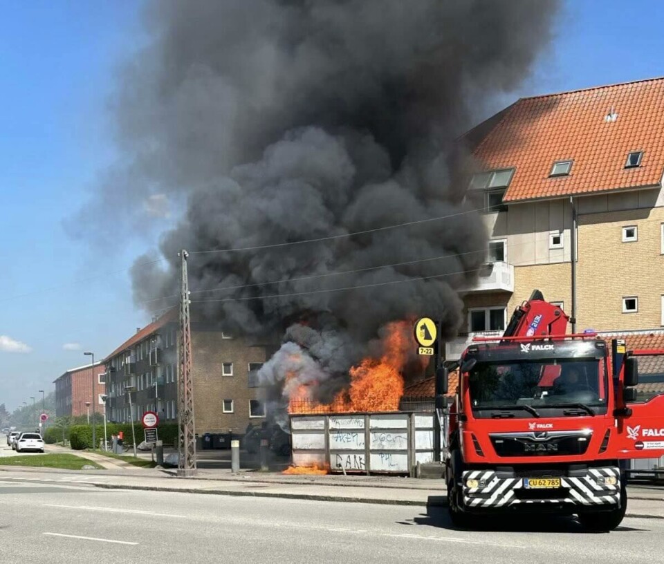 Et affaldsskur stod onsdag eftermiddag i flammer som følge af et uheld med en ukrudtsbrænder.