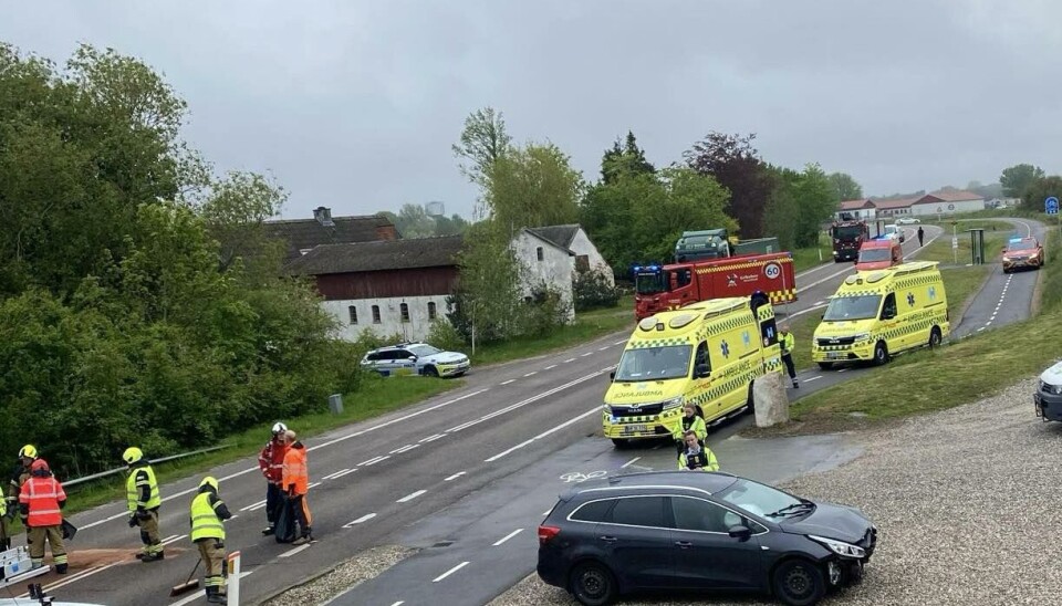 Det så alvorligt ud efter en trafikulykke fredag formiddag på Valbyvej i Helsinge. To er kørt på sygehuset, men skulle ikke være kommet alvorligt til skade.
