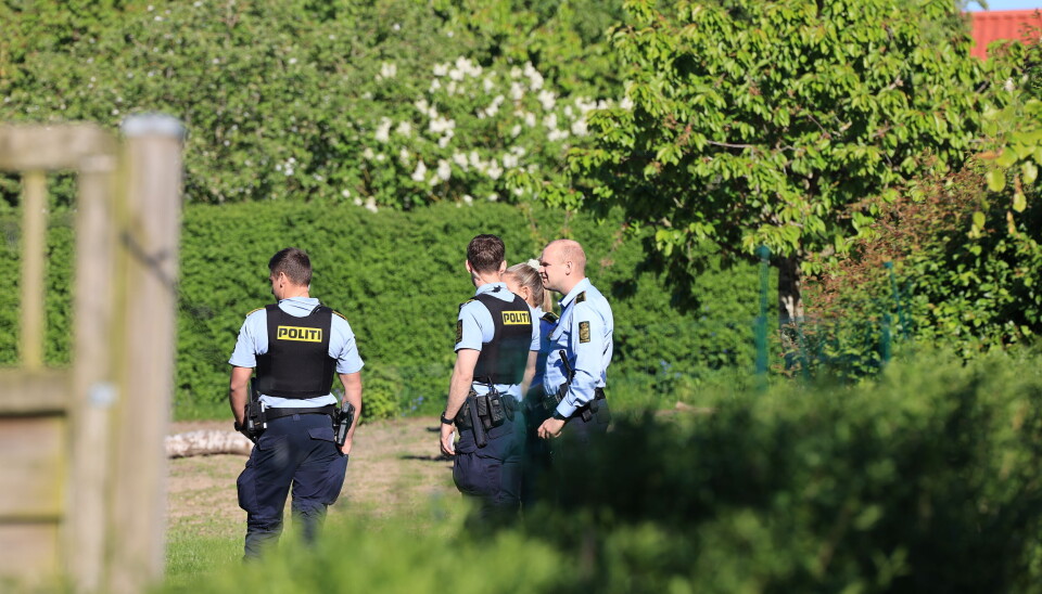 Politiet mødte talstærkt frem ved branden.