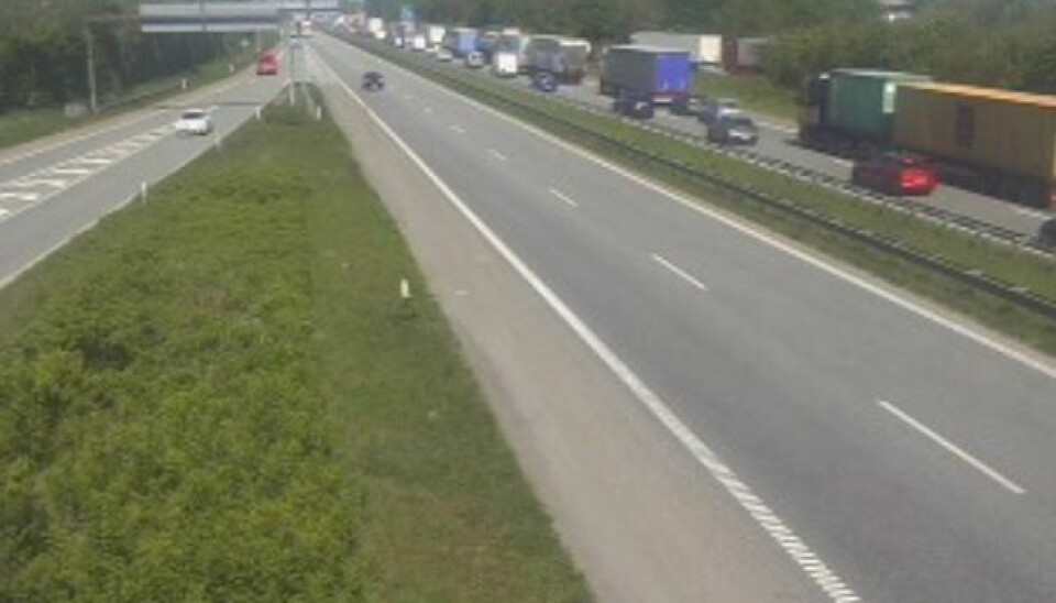 Der er voksende kø på E20 Sønderjyske motorvej tirsdag eftermiddag.