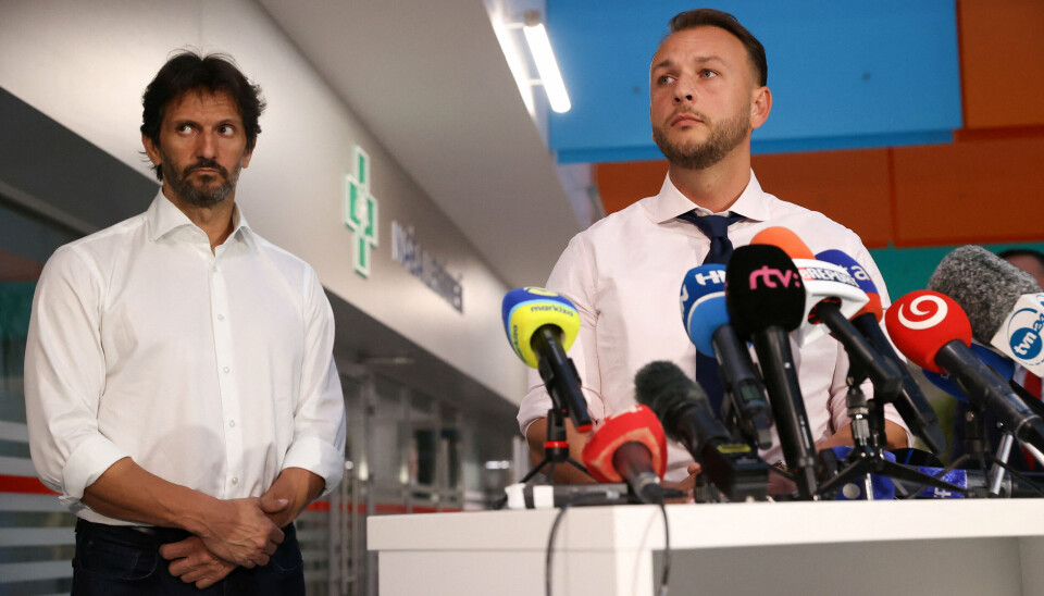 Robert Kalinak, der er forsvars- og vicepremierminister, er på pressemødet flankeret af indenrigsminister Matus Sutaj Estok.