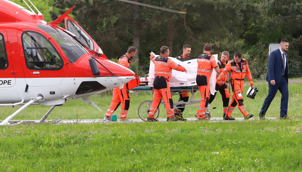 Robert Fico flyttes fra en helikopter til hospitalet i Banska Bystrica, hvor han bliver opereret onsdag aften.