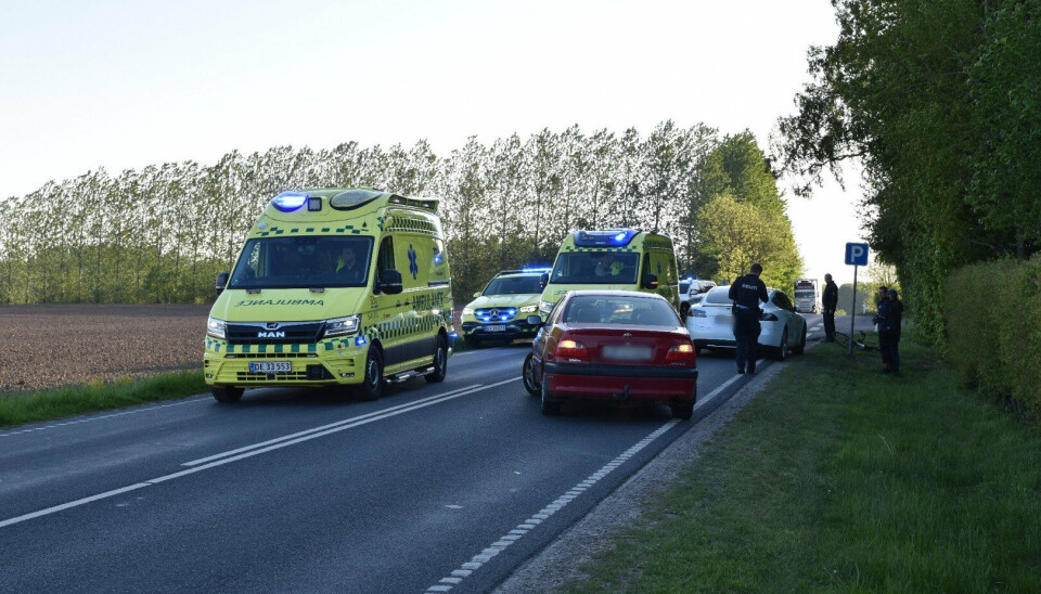 Ifølge et øjenvidne reagerede flugtbilisten, der torsdag aften kørte to cyklister ned ved Hammel i Østjylland slet ikke.