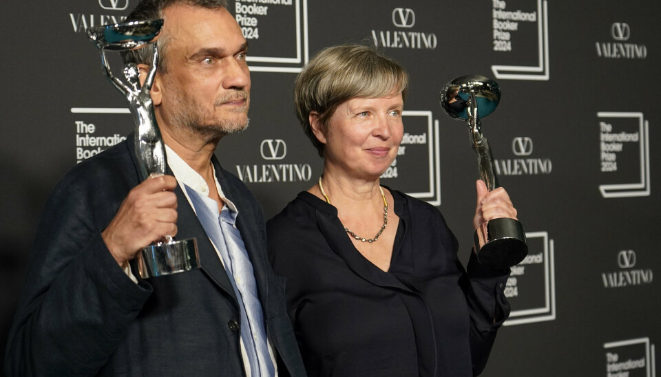 Jenny Erpenbeck, som er forfatteren bag 'Kairos', og oversætter Michael Hofmann med statuette for Man Bookerprisen, som de tirsdag har vundet.