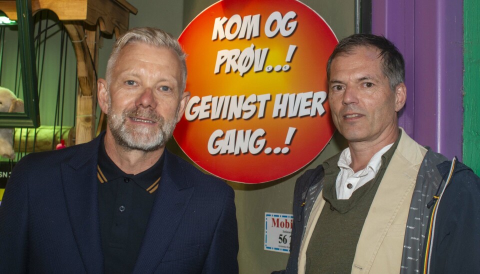 Casper Christensen fulgtes med sin gode ven, Michael Berthelsen til premieren på syngepigerne på Bakken.