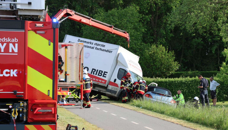 De materielle skader var store ved det voldsomme sammenstød. En kvinde er blevet alvorligt kvæstet.
