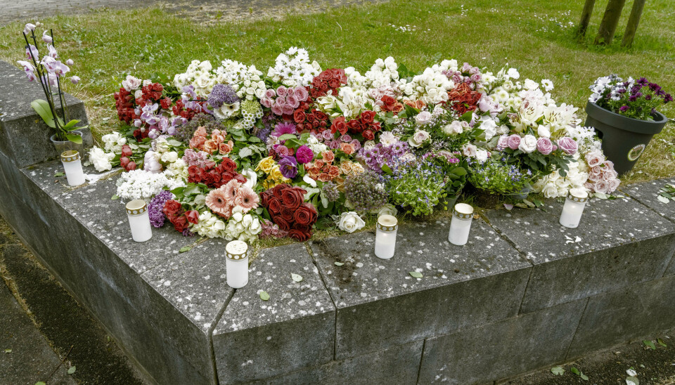 Der er blevet lagt blomster til minde om den 15-årige dreng, der onsdag blev knivdræbt ved et husstoppested i Husum. Søndag afholder lokale indbyggere et fakkeloptog, der starter klokken 18.30 med et minuts stilhed. (Arkivfoto).