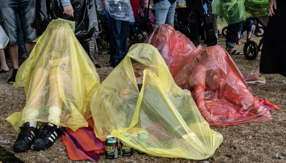 Regnvejret har også ramt Jelling Musikfestival, hvor festivalgæster er gået i læ for regnen under regnslag søndag. (Arkivfoto).
