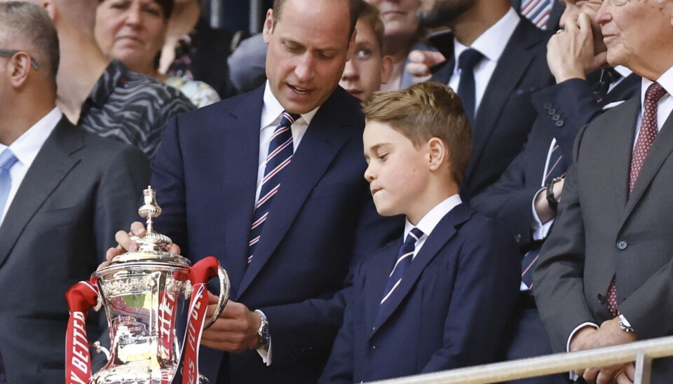 Bagefter overrakte far og søn den flotte FA Cup-pokal til Manchester United.