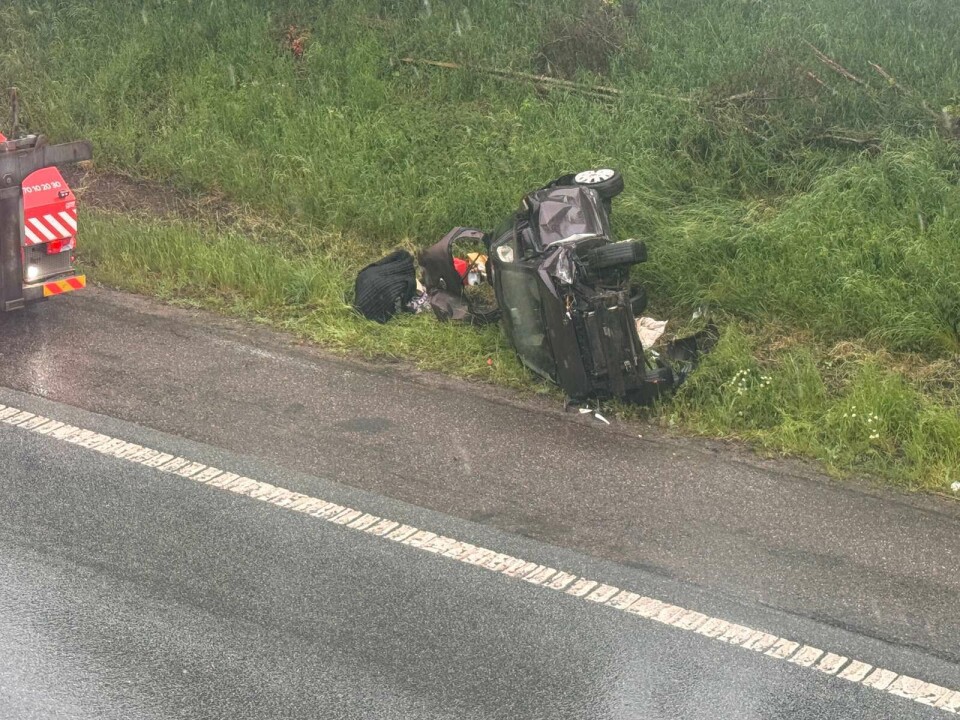 En kvinde endte med at påkøre autoværnet på Holbækmotorvejen, men hun er umiddelbart sluppet uskadt fra ulykken.