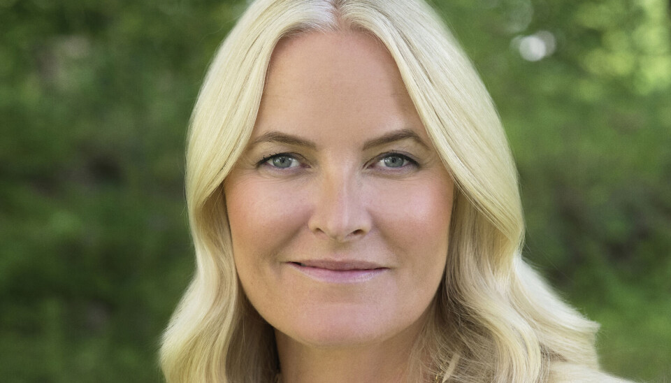 Mens kronprinsesse Mette-Marit i disse dage deltager ved sin svigerinde, prinsesse Märtha Louises bryllup, er hendes voldssigtede søn nu stukket af til Italien.