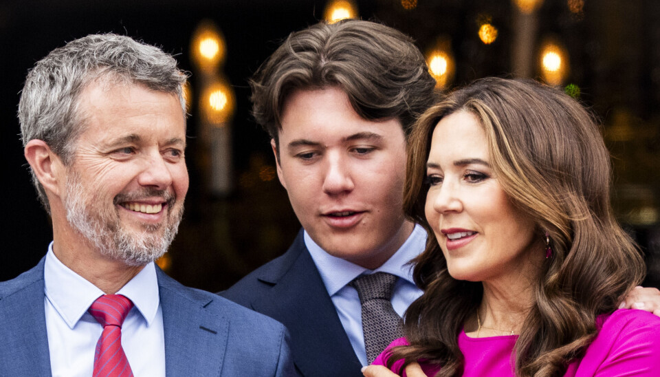 Kong Frederik, kronprins Christian og dronning Mary ses her på balkonen på Amalienborg på kongens 56-års fødselsdag den 26. maj.