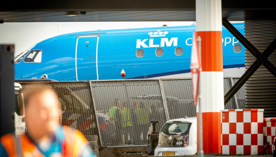 Det var et selvmord, danske rejsende blev vidner til onsdag, da en lufthavnsansat bevidst kravlede ind i den kørende flymotor på KLM-flyet i Schiphol Lufthavn.