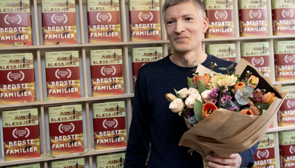 Kim Blæsbjerg modtog i februar prisen 'De Gyldne Laurbær' for sin bog 'De bedste familier'. Den 4. juni fylder han 50 år.
