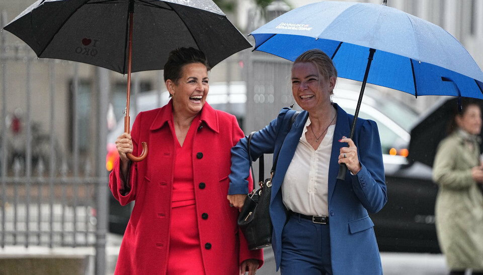 Det regner i København, men på tværs af partierne er de politiske ledere klar til at hylde Grundloven. Her er det lederne af SF og Danmarksdemokraterne, Pia Olsen Dyhr og Inger Støjberg.