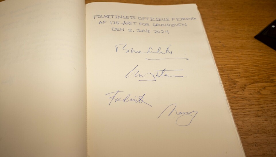 De kongeliges underskrifter. Øverst Prinsesse Benedikte, Dronning Margrethe, Kong Frederik og Dronning Mary.