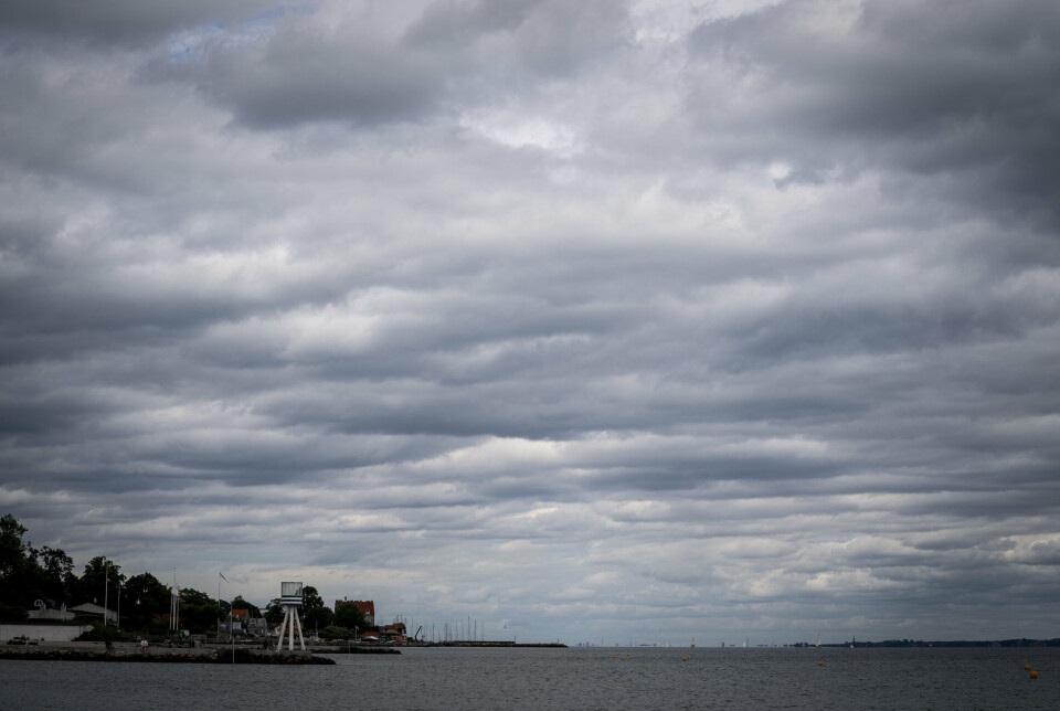 Weekenden byder på regnvejr og blæst - dog også lidt eller nogen sol. Her Bellevue Strand i Klampenborg fredag den 3. juli 2020.
