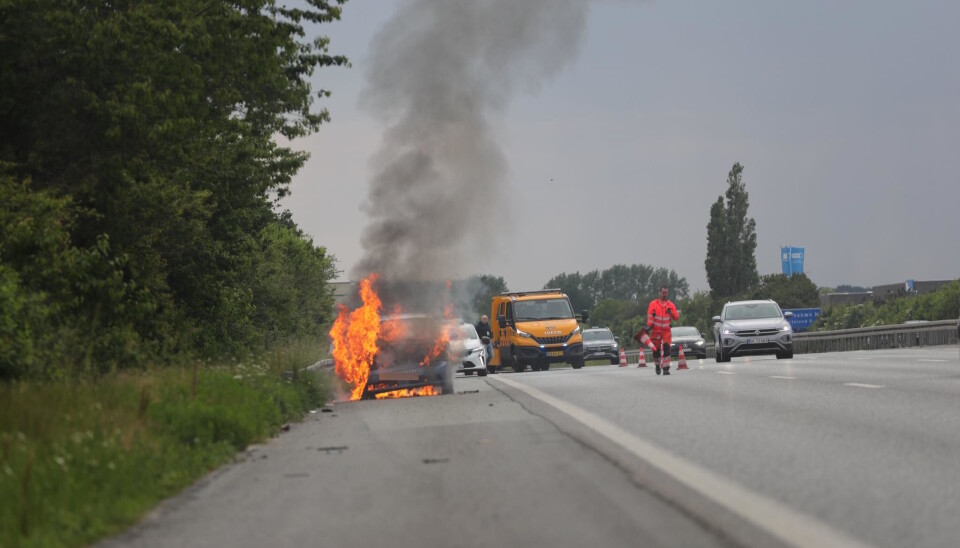 Føreren af bilen fik den ind i nødsporet, da den brød i brand.