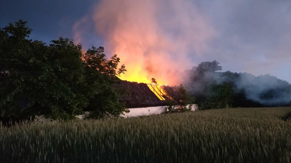 En længe af en gård stod i brand på Skudsigvej mellem Sindal og Frederikshavn.