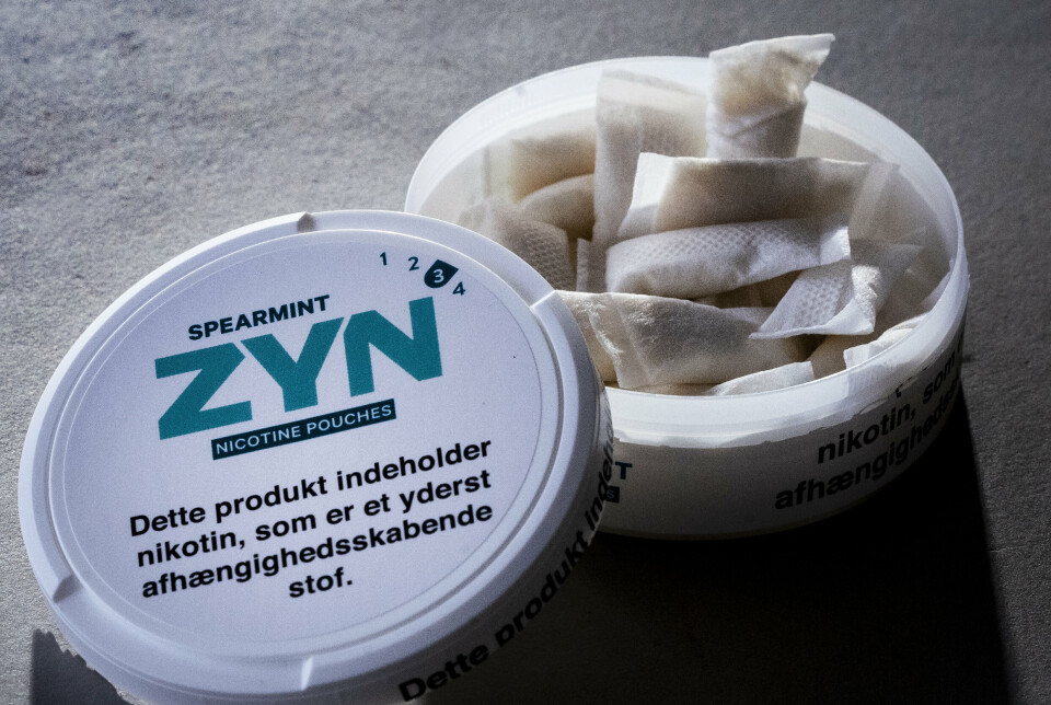 Nikotinposer lægges op under læben, men kan være skade både tænder og tandkød. (Arkivfoto).