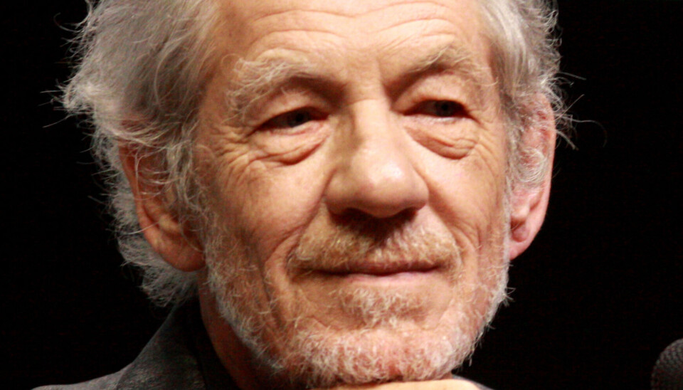 Ian McKellen er ved godt mod trods et farligt fald på scenen, der kostede aflysning.