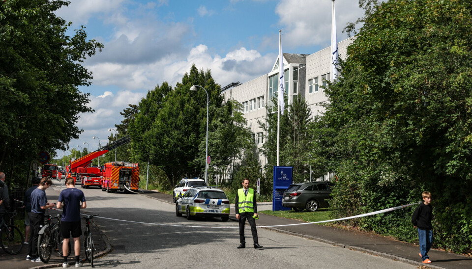 Politi og brandvæsen til stede ved en bygning på Novo Nordisk på Krogshøjvej i Bagværd.