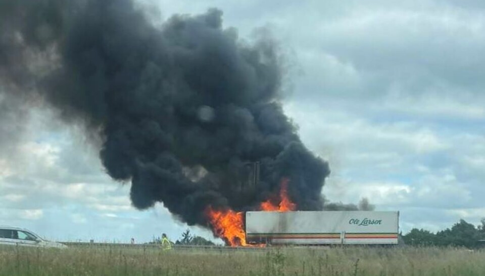 En lastbil er i brand på motorvejen.