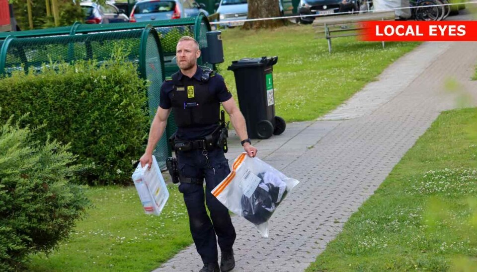 Betjente har i flere timer ledt efter genstande brugt til en kriminel handling.