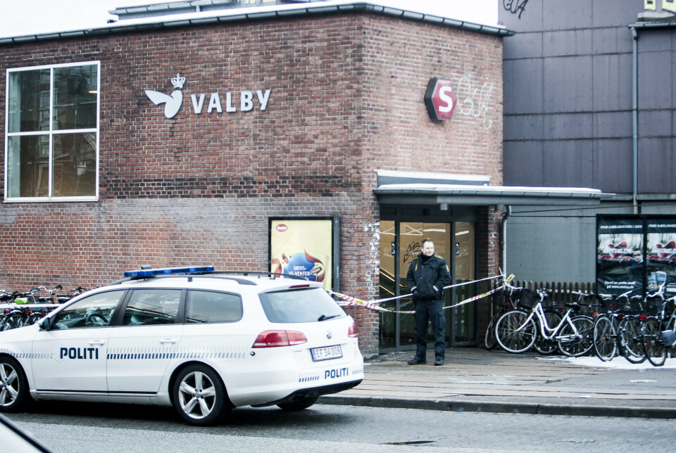 Politiet arbejder torsdag morgen på Valby Station, efter at en 31-årig mand blev stukket ned i området. Billedet er fra en tidligere politiaktion på Valby Station.