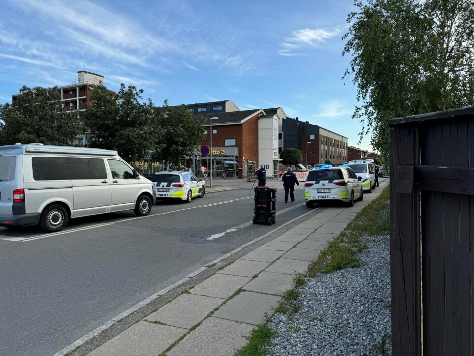 En mand er blevet stukket ned på Amager. Nu jagter betjente en gerningsmand.