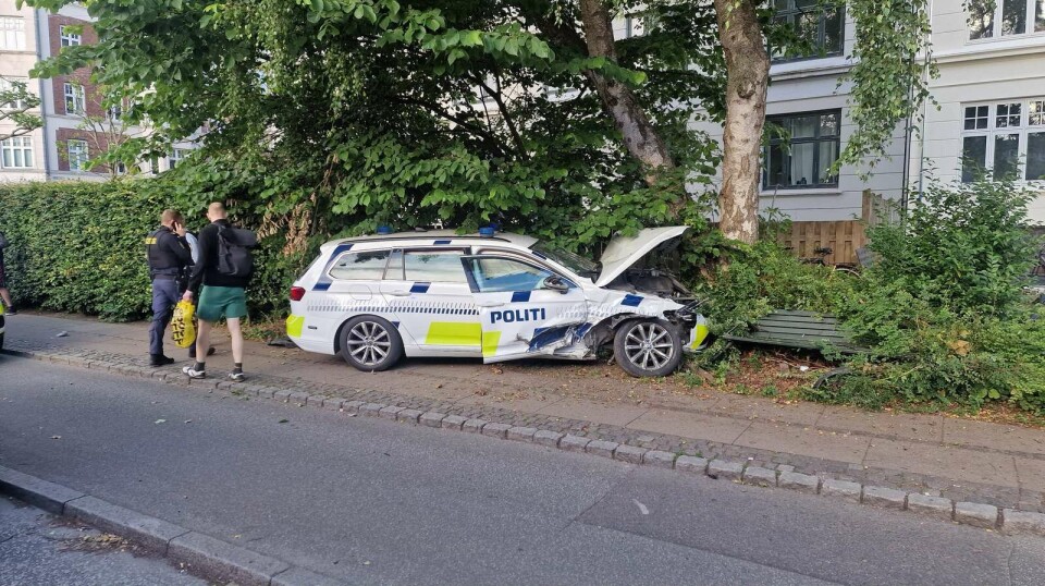 En patruljevogn kom slemt til skade efter en påkørsel.