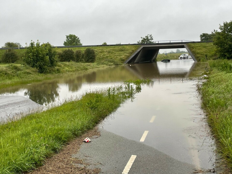 En bil står under vand ved viadukten ved Herslevvej ved Fredericia efter det voldsomme regnvejr.