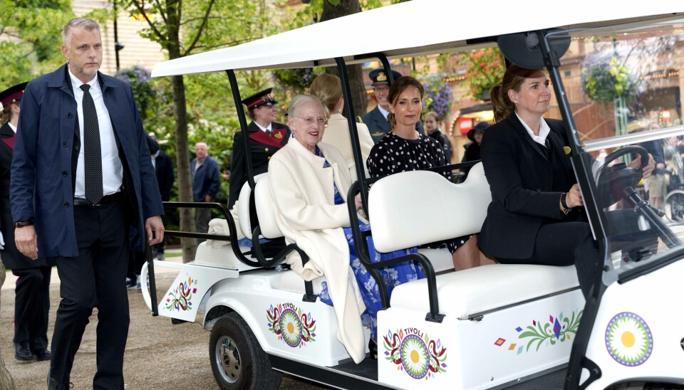 Dronning Margrethe kørte i buggy frem til Pantomimen.