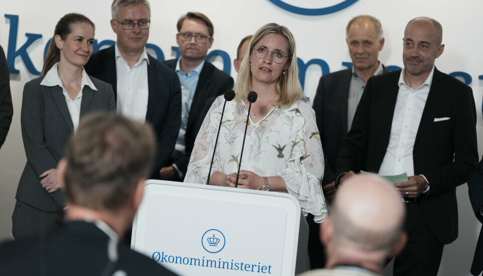 Parterne i den grønne trepart præsenterer aftale på et doorstep i Økonomiministeriet i København.