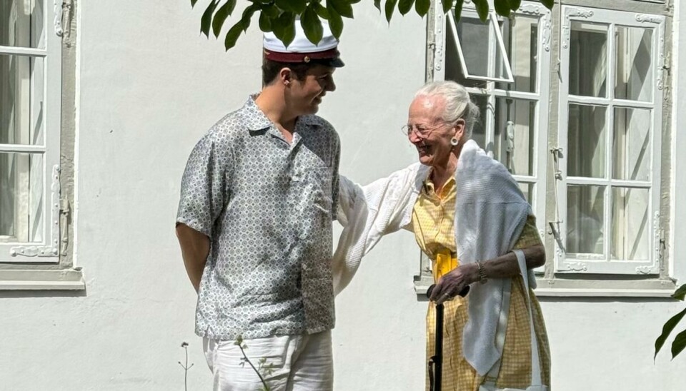 Dronning Margrethe med den stolte student og barnebarn, Kronprins Christian.