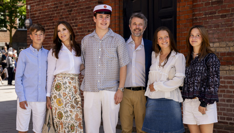 Familien var samlet omkring Christian. Fra venstre Prins Vincent, Dronning Mary, Kong Frederik, prinsesse Isabella og Prinsesse Josephine.