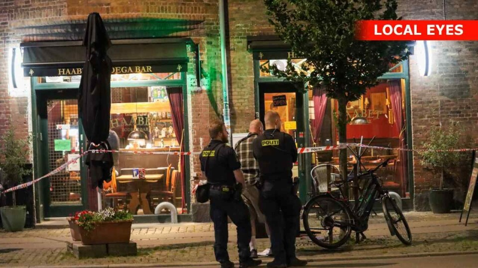 Det gik helt galt, da en bartender ville smide en gæst ud fra en værtshus.