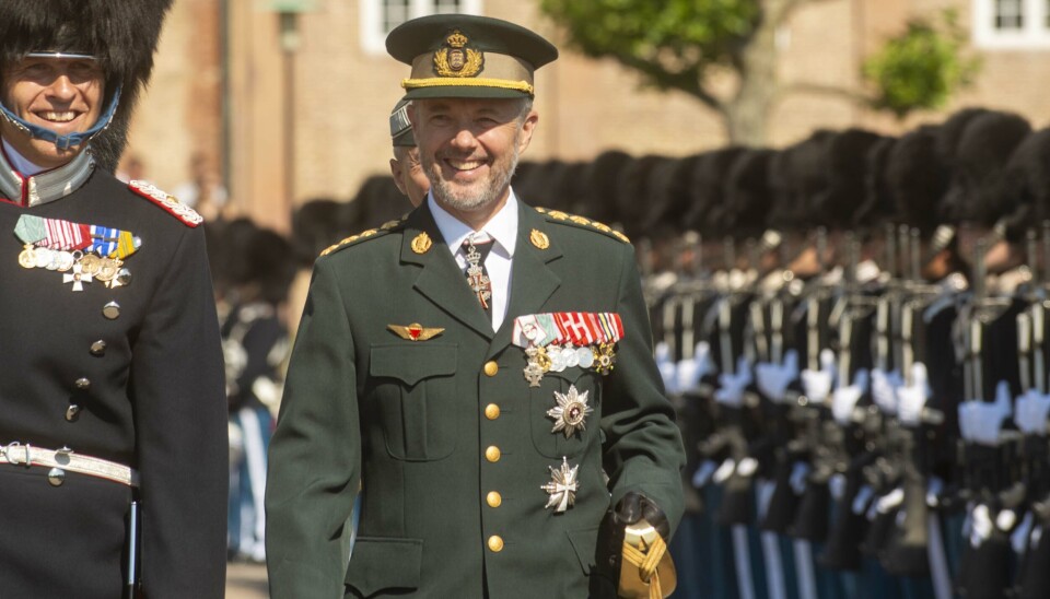 Med et glad smil skrittede Kong Frederik af foran Livgarden.