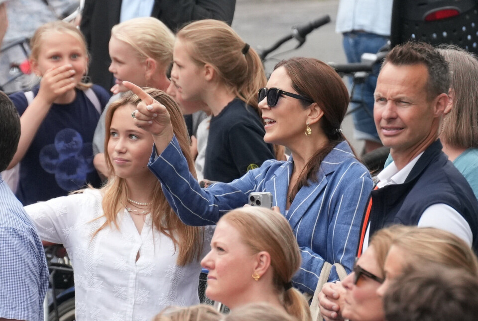 Dronning Mary og prinsesse Josephine ser med, mens kronprinsen stiger ombord på vognen.