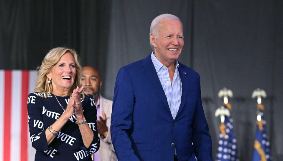USA's præsident, Joe Biden, ankommer sammen med sin kone, førstedame Jill Biden, til et valgmøde i Raleigh, North Carolina. Det er det første, siden Biden stillede op til en tv-duel mod Donald Trump natten til fredag dansk tid - en præstation, som har fået mange til at stille spørgsmål ved den 81-årige præsidents evne til at lede landet i fire år mere.