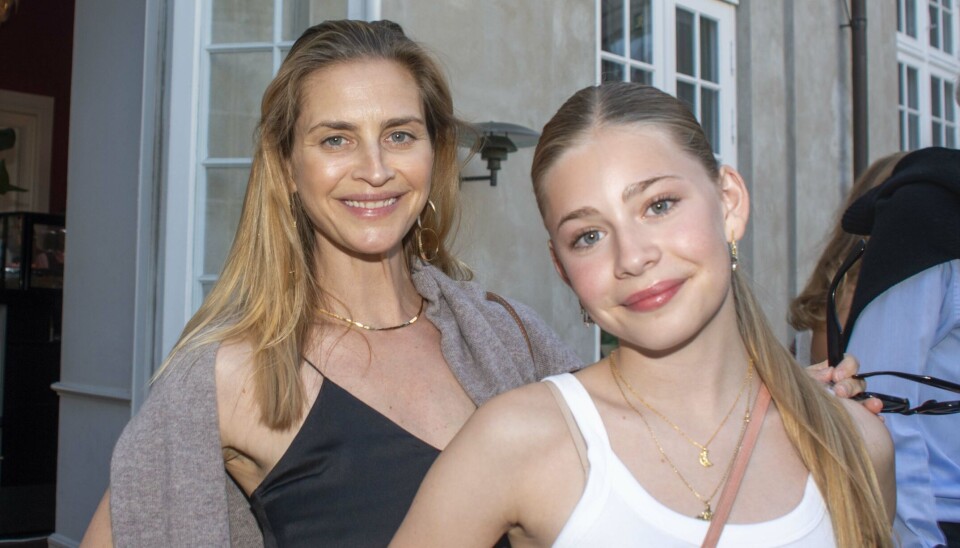 Joen Bille og Bente Scavenius' datter Beate og barnebarnet Fernanda var også til premiere i Grønnegårds Teatret.