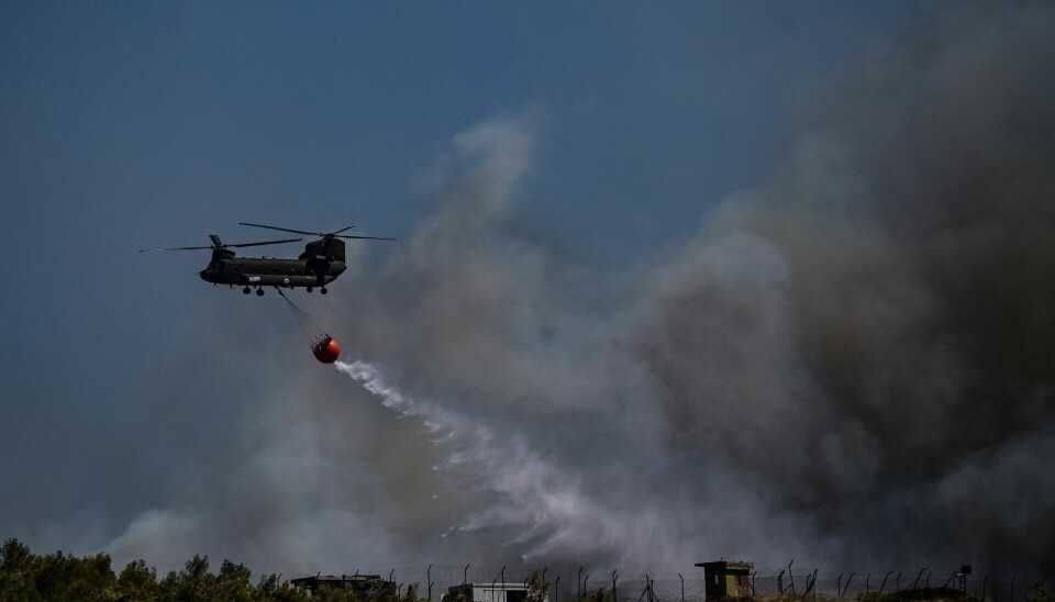 En helikopter blev 30. juni sat ind for at bekæmpe en naturbrand tæt på Athen. Også andre steder i Grækenland har der været brande i naturen, som følge af tørken.