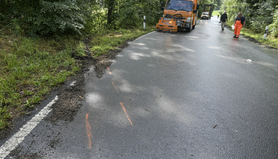 Bilen fortsatte lige ud i højrekurven og røg ned ad en skrænt.