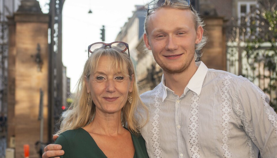 Anette Støvelbæk og søn Thor til premieren i Grønnegårds Teatret.