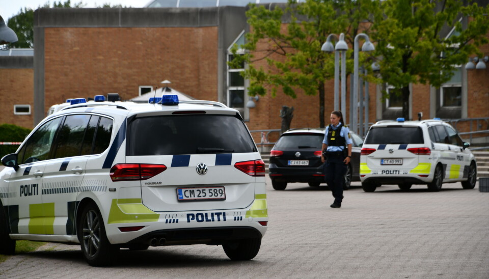 Forhandlere fra politiet forsøger nu at tale den 23-årige psykisk uligevægtige mand ud.
