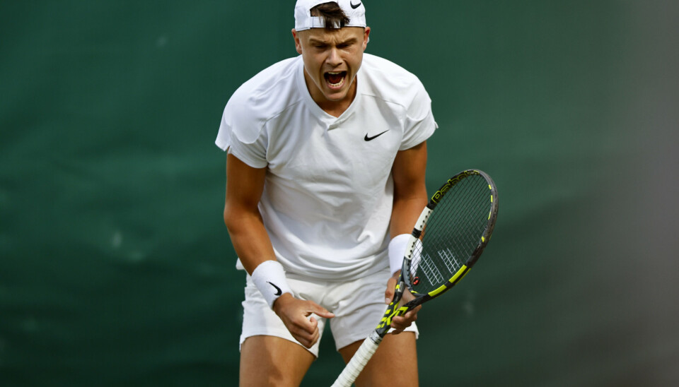 Holger Rune vandt torsdag aften sin kamp i anden runde på Court 18 ved Wimbledon i fire sæt.