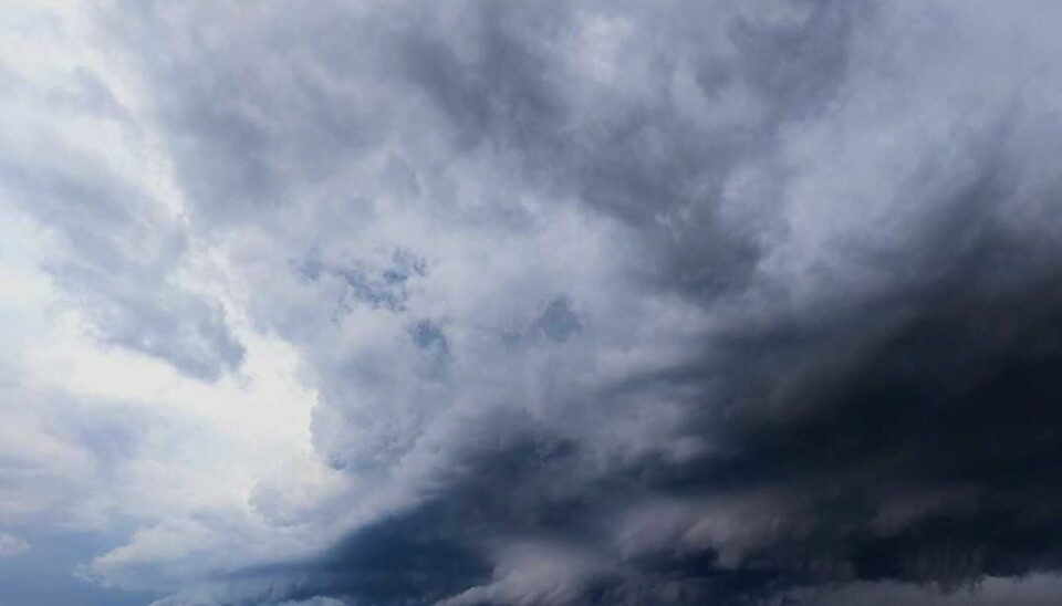 En af DMI's meteorologer på Samsø har fotograferet en supercelle over Samsø, der potentielt kan resultere i en tornado.